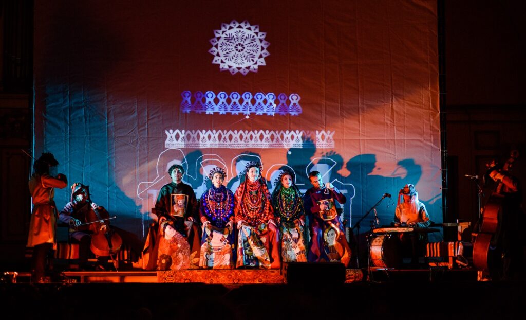 Kurbasy in performance.