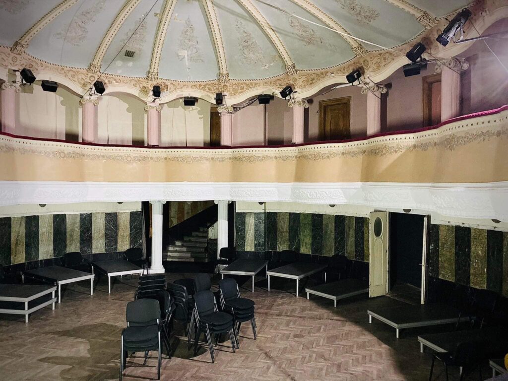 A large room with chairs and a circular ceiling.