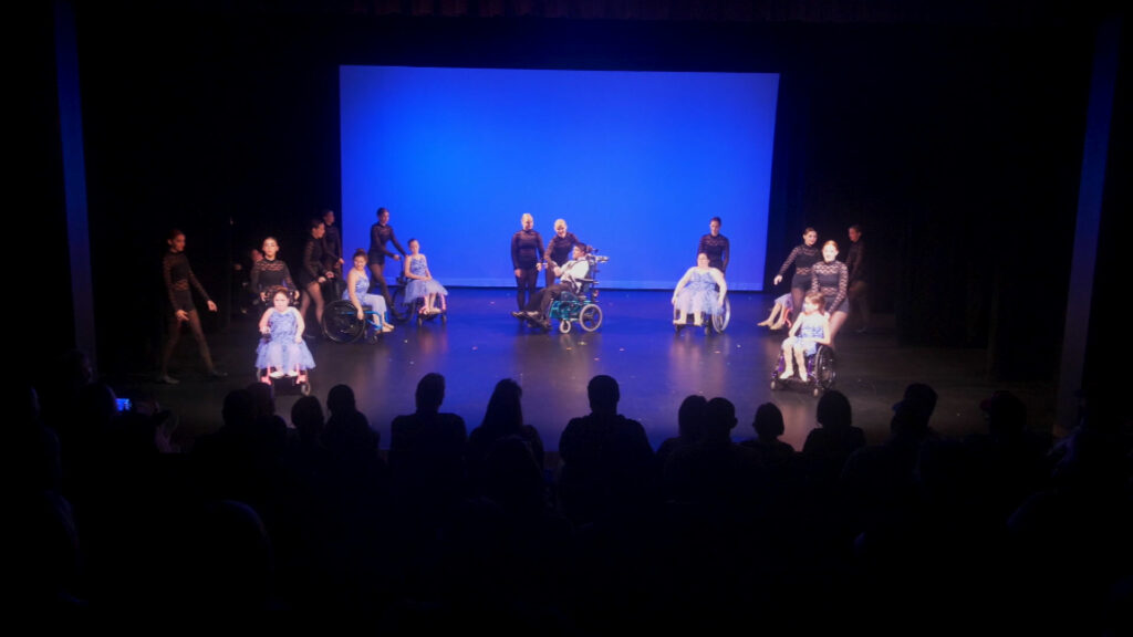 A production featuring many different actors including people with wheelchairs.