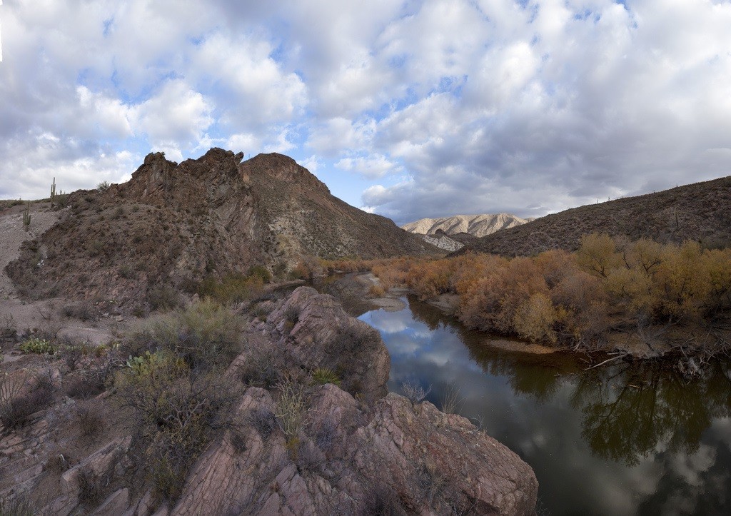 A 360 degree view of a river in the desert.