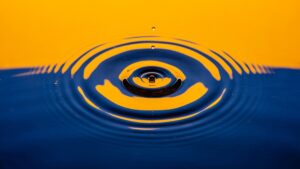 A small splash in a body of water, colored yellow and blue.