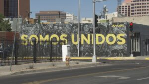 A mural that says "somos unidos"