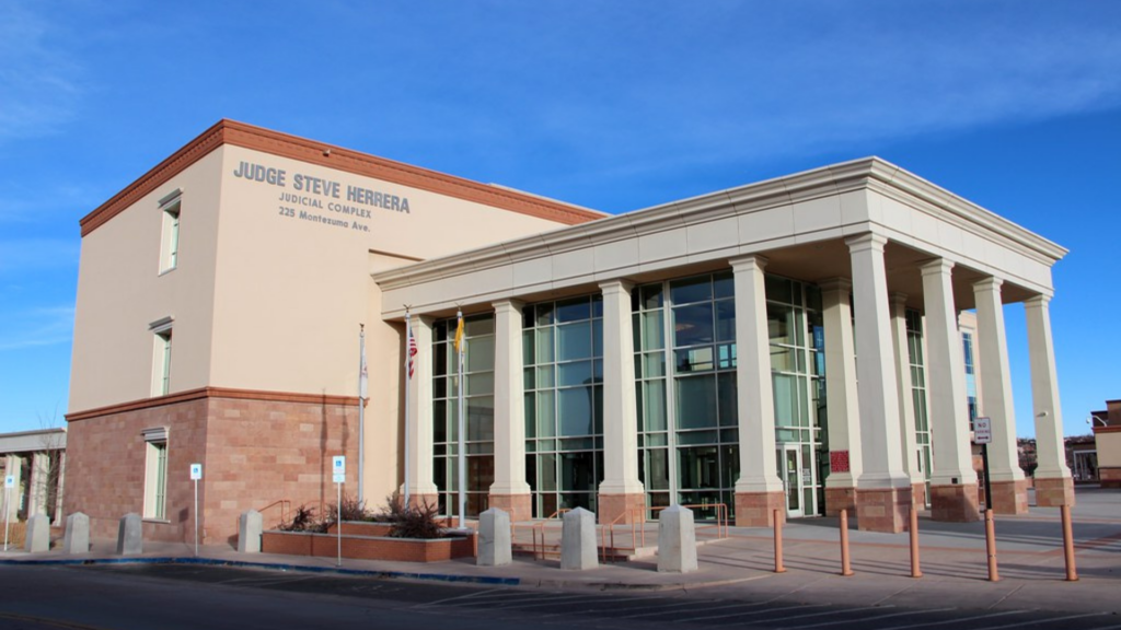 A building with columns and a blue sky.